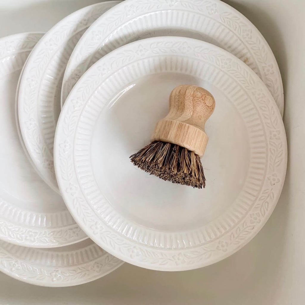 Zefiro bamboo and sisal dish scrubber for plates. Sustainable ,compostable and vegan. 