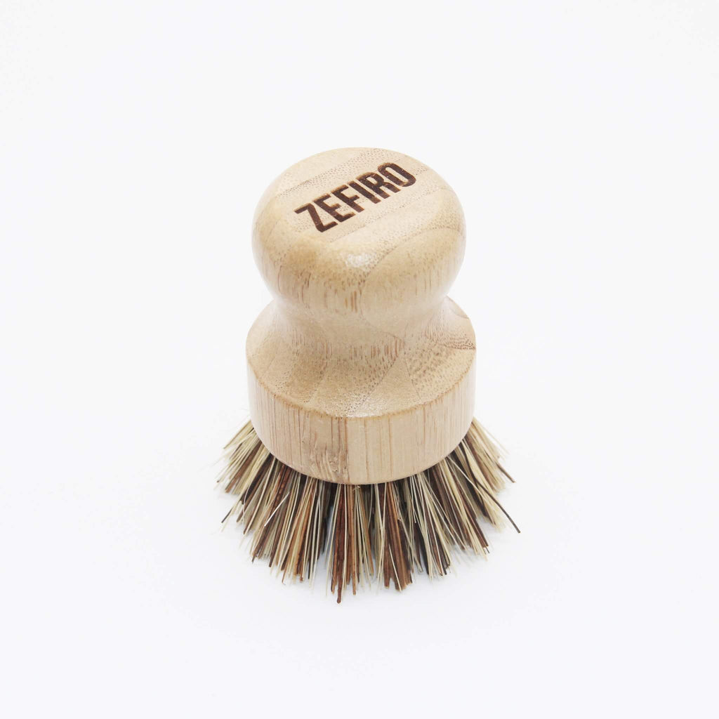 Zefiro bamboo and sisal dish scrubber for plates. Sustainable, compostable and vegan. 